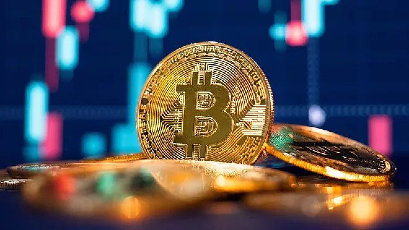 how does cryptocurrency gain or lose value